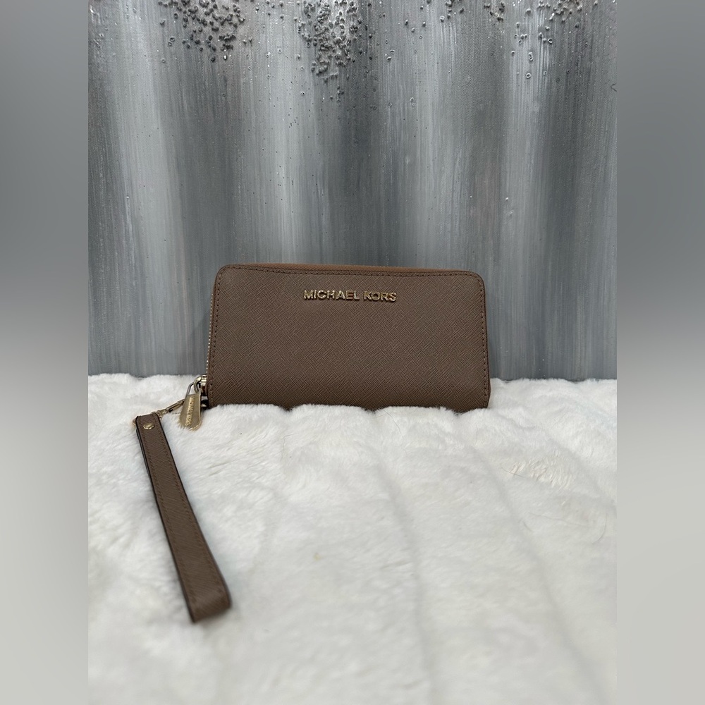 Michael Kors Jet Set Travel Zip Around Wallet